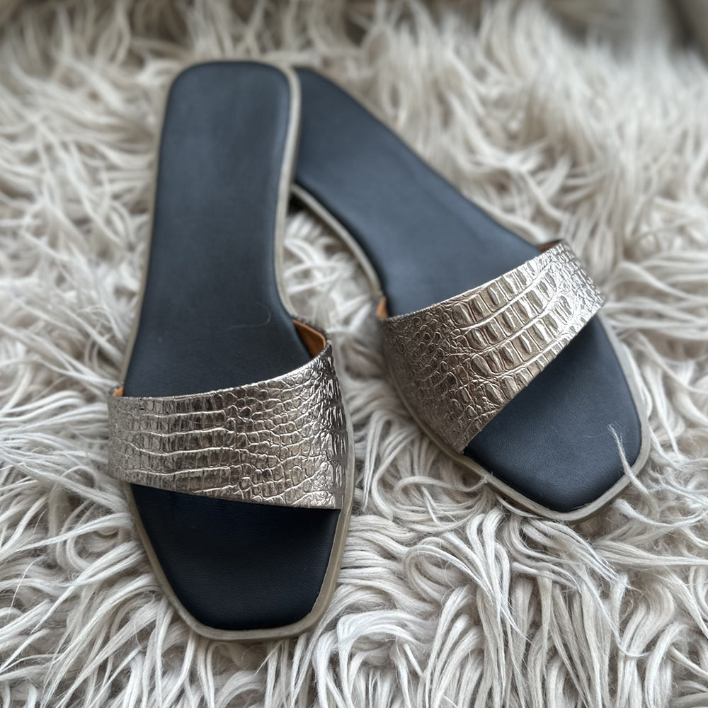 Sandalias Cuero Grabado Plata